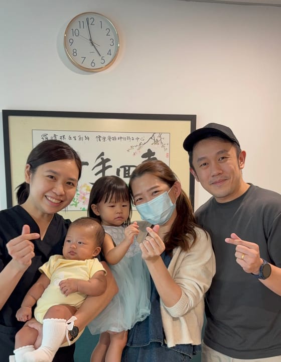 A Welo chiropractor with parents and their two young children