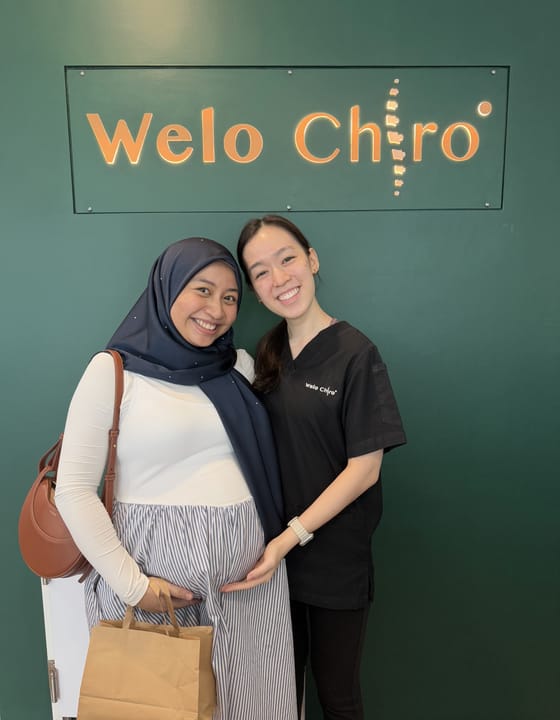 A Welo chiropractor with an expectant mother at the centre